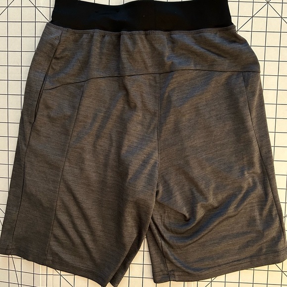 Men's Gray Athletic Shorts 2(x) ist - Picture 4 of 8